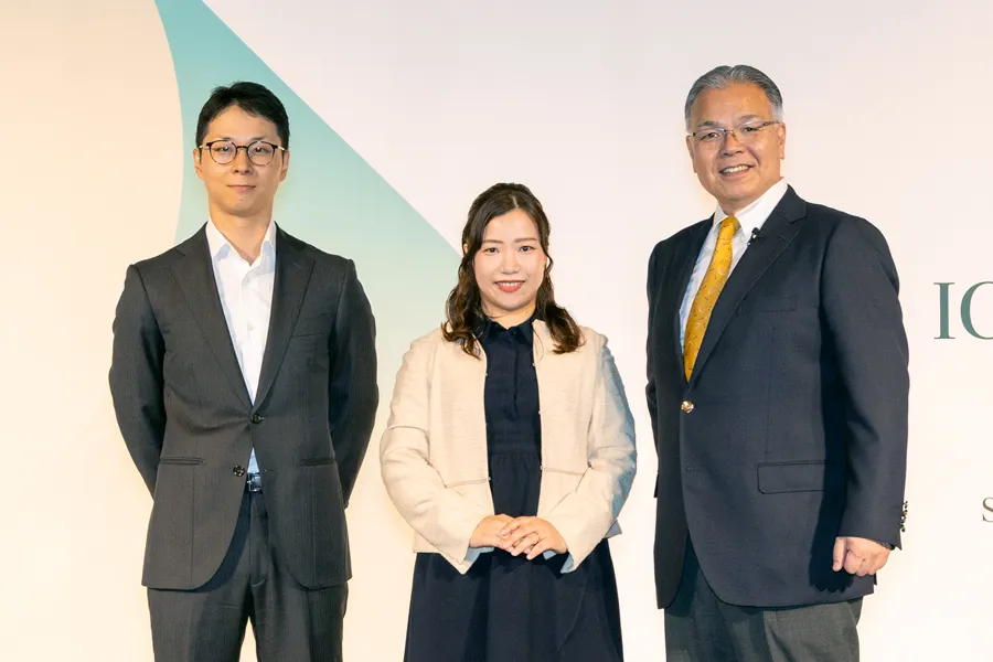 IGC Award 2025の受賞者2名と庭山 一郎の写真